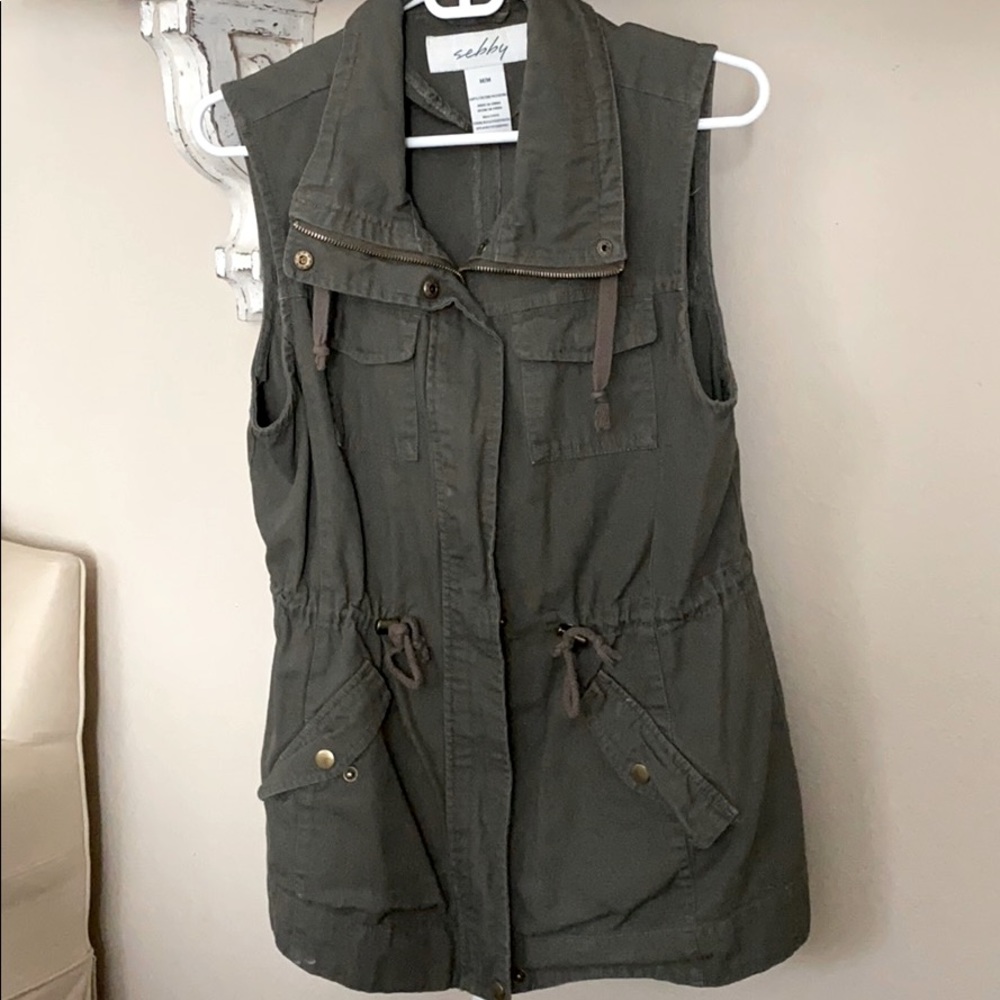Sleeveless olive green synch vest